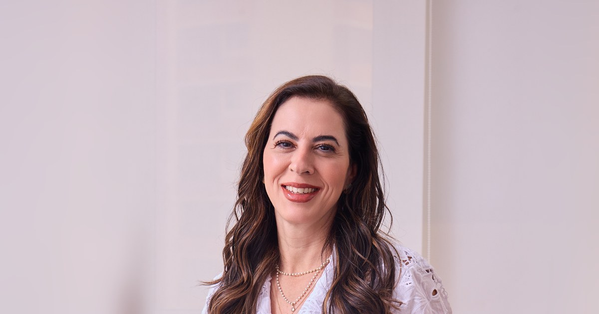Dra. Renata Mitelman, dermatologista em Perdizes, São Paulo, sorrindo, no consultório