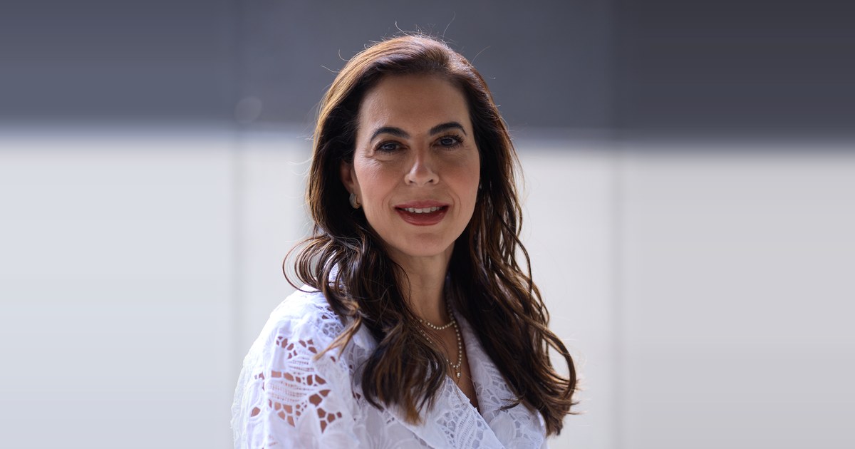 Dra. Renata Mitelman, dermatologista em Perdizes, São Paulo, sorrindo, em um ambiente claro da clínica